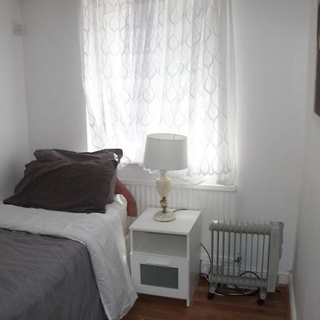 Grey Double Bedroom Londres Exterior foto