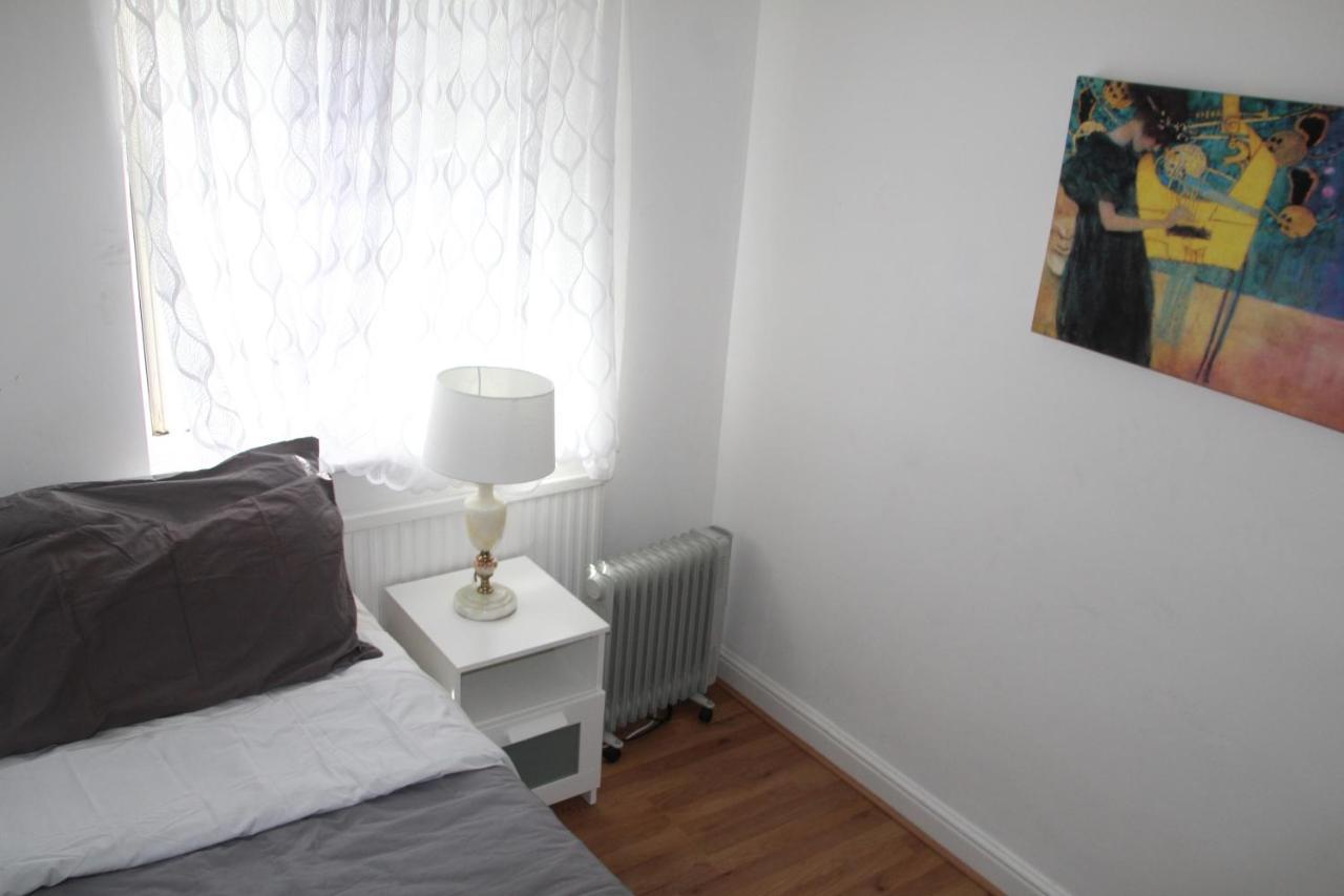 Grey Double Bedroom Londres Exterior foto